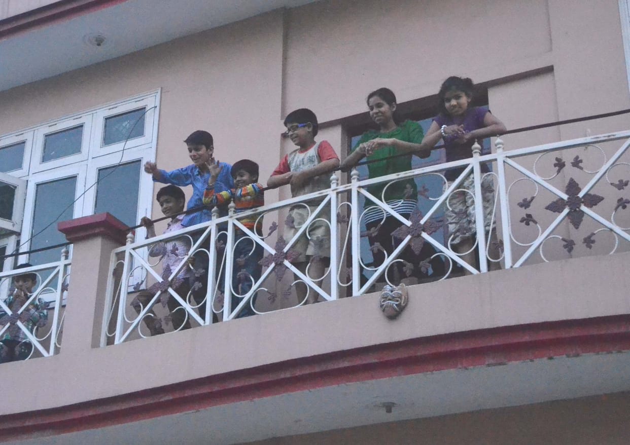 The children! ... Life will not throw again carefully balloon