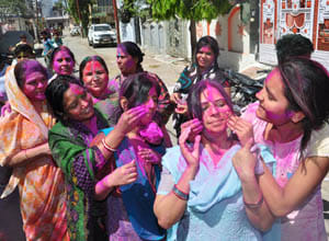 holi celebrated by people