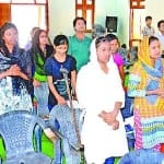 बहराइच के सेंट नार्बट स्कूल स्थित चर्च में गुड फाई-डे पर आयोजित प्रार्थना सभा में मौजूद लोग।