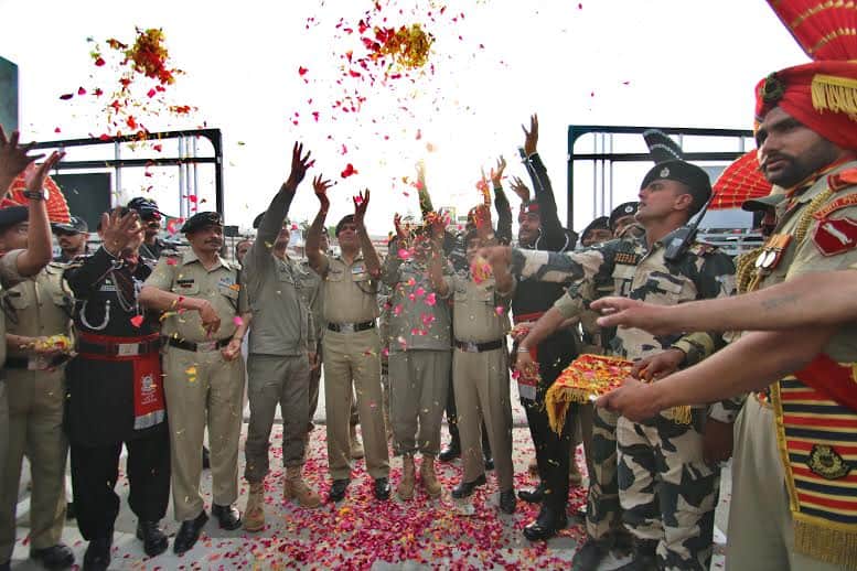 wagah border holi celebreation, bsf soldiers holi celebreation, pakistani rangers holi celebreation