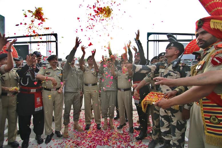 wagah border holi celebreation, bsf soldiers holi celebreation, pakistani rangers holi celebreation