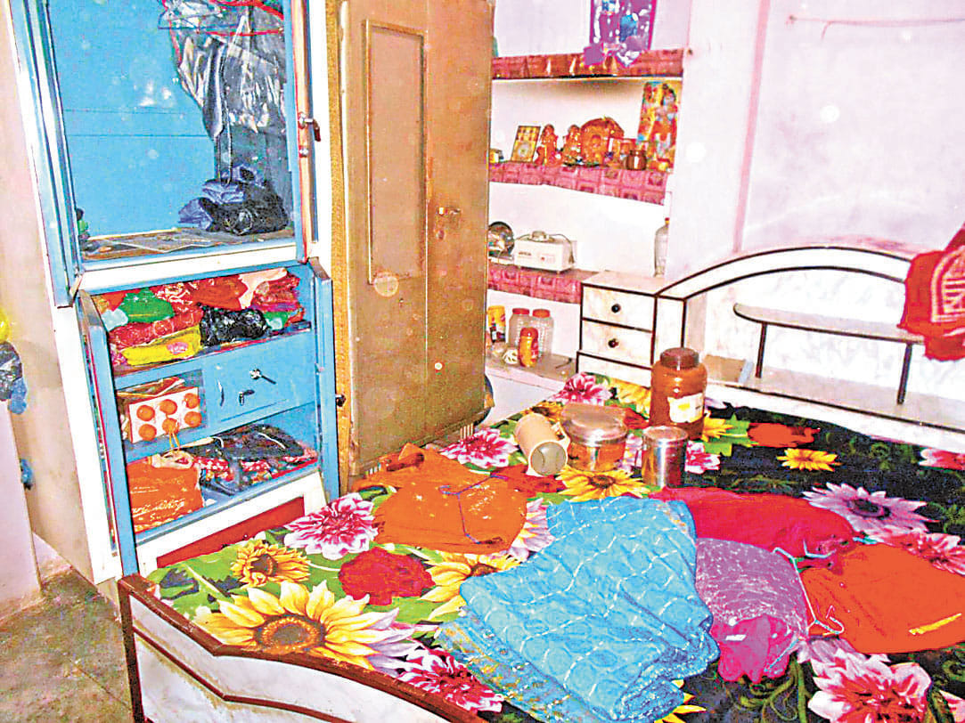 goods of 10 lakh stolen