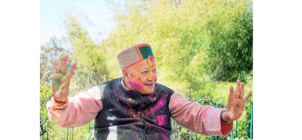 Cm Virbhadra Singh celebrates Holi in Holly Lodge