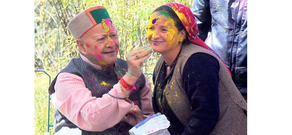 Cm Virbhadra Singh celebrates Holi in Holly Lodge