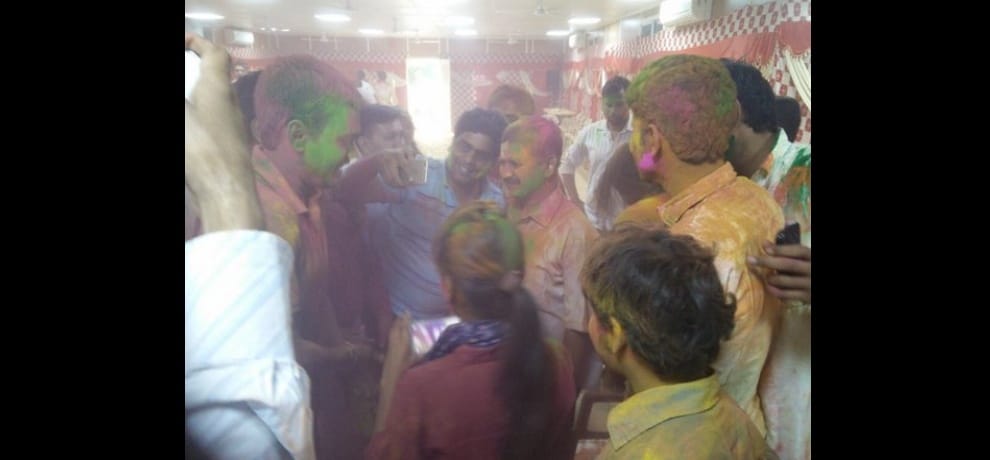 kejriwal celebrates holi at his residence