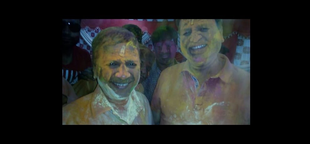 kejriwal celebrates holi at his residence