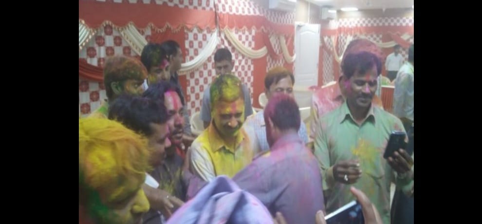 kejriwal celebrates holi at his residence