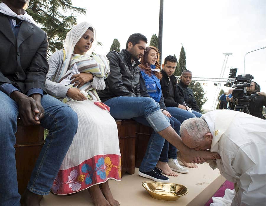 pope francis washed feet muslim refugees, says we are brothers.
