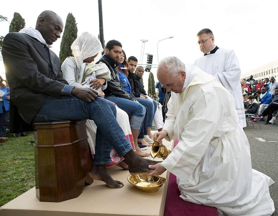 pope francis washed feet muslim refugees, says we are brothers.