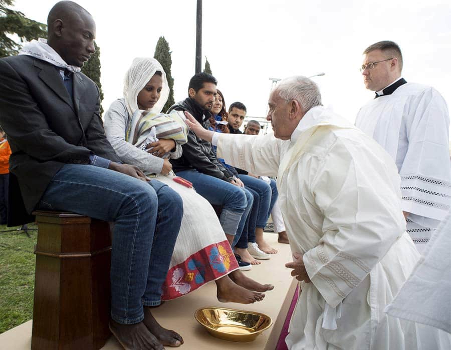 pope francis washed feet muslim refugees, says we are brothers.