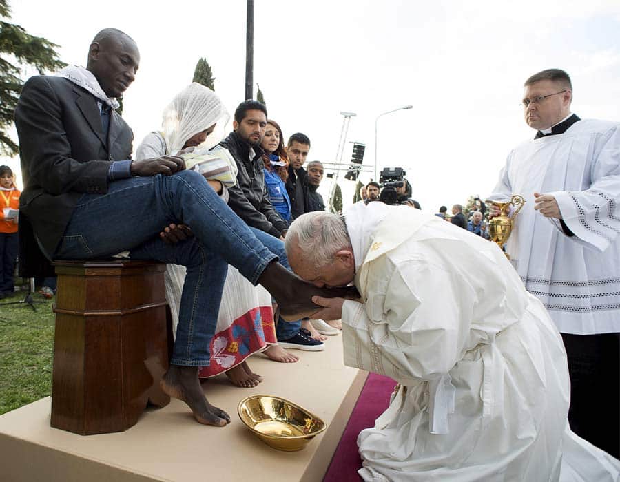 pope francis washed feet muslim refugees, says we are brothers.