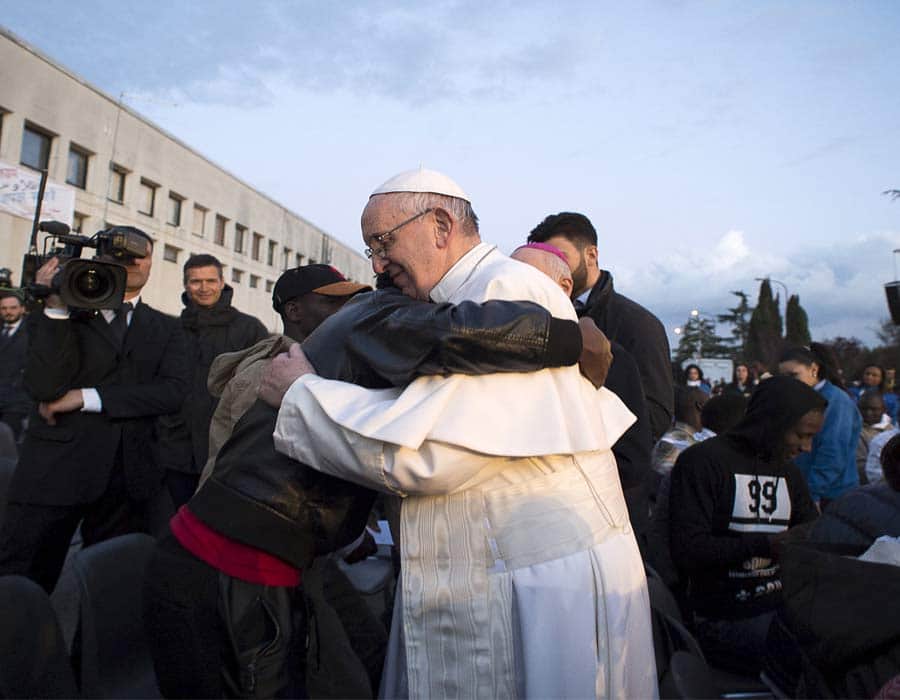 pope francis washed feet muslim refugees, says we are brothers.