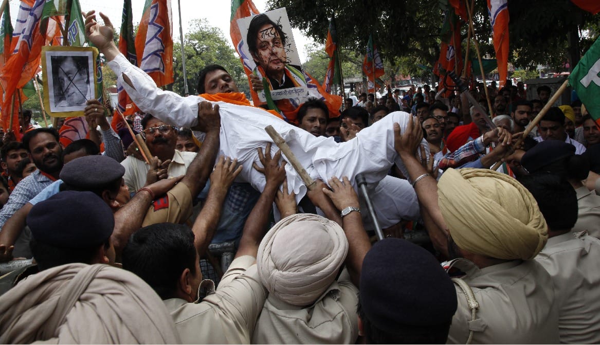 protest of BJP against shashi tharoor statement, lathicharge
