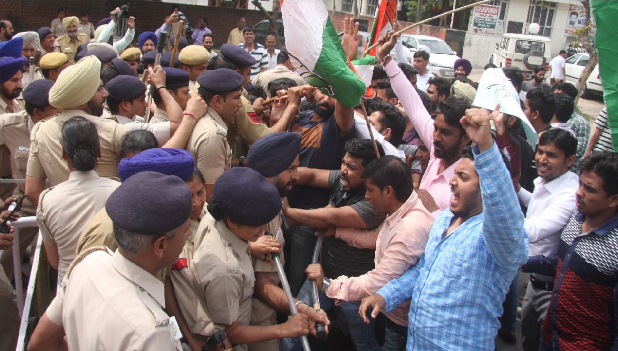 protest of BJP against shashi tharoor statement, lathicharge