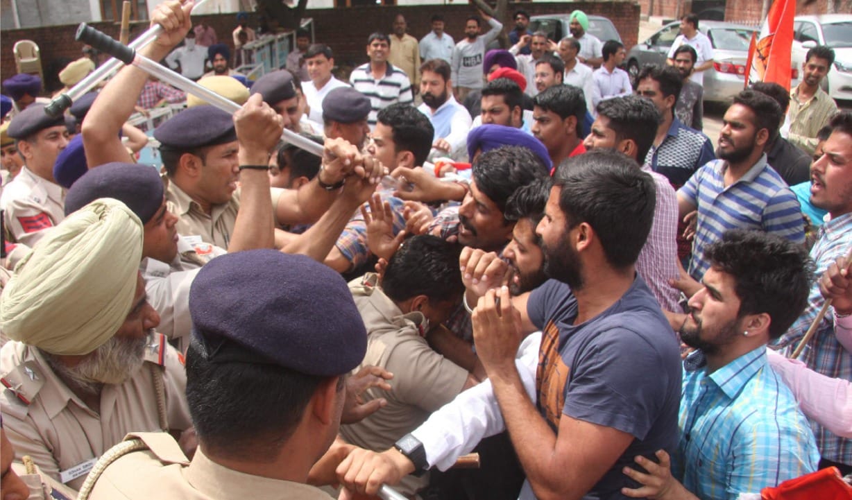 protest of BJP against shashi tharoor statement, lathicharge