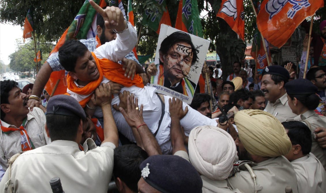 protest of BJP against shashi tharoor statement, lathicharge