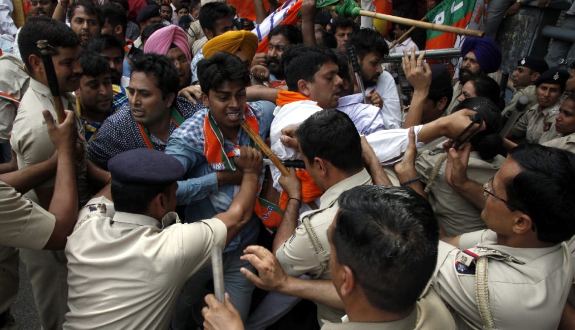 protest of BJP against shashi tharoor statement, lathicharge