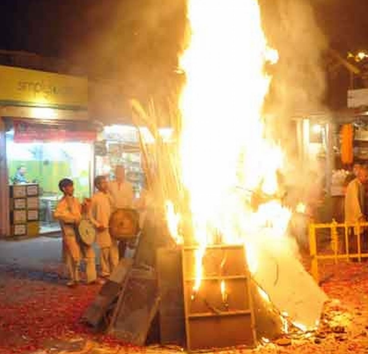 holee par dhamaal, khoob uda gulaal