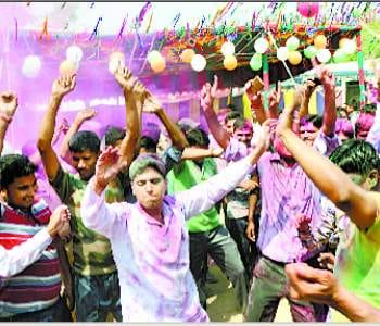 SSP celebrate holi with policemen