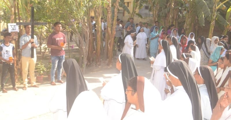 Good Friday: special prayers were held in churches