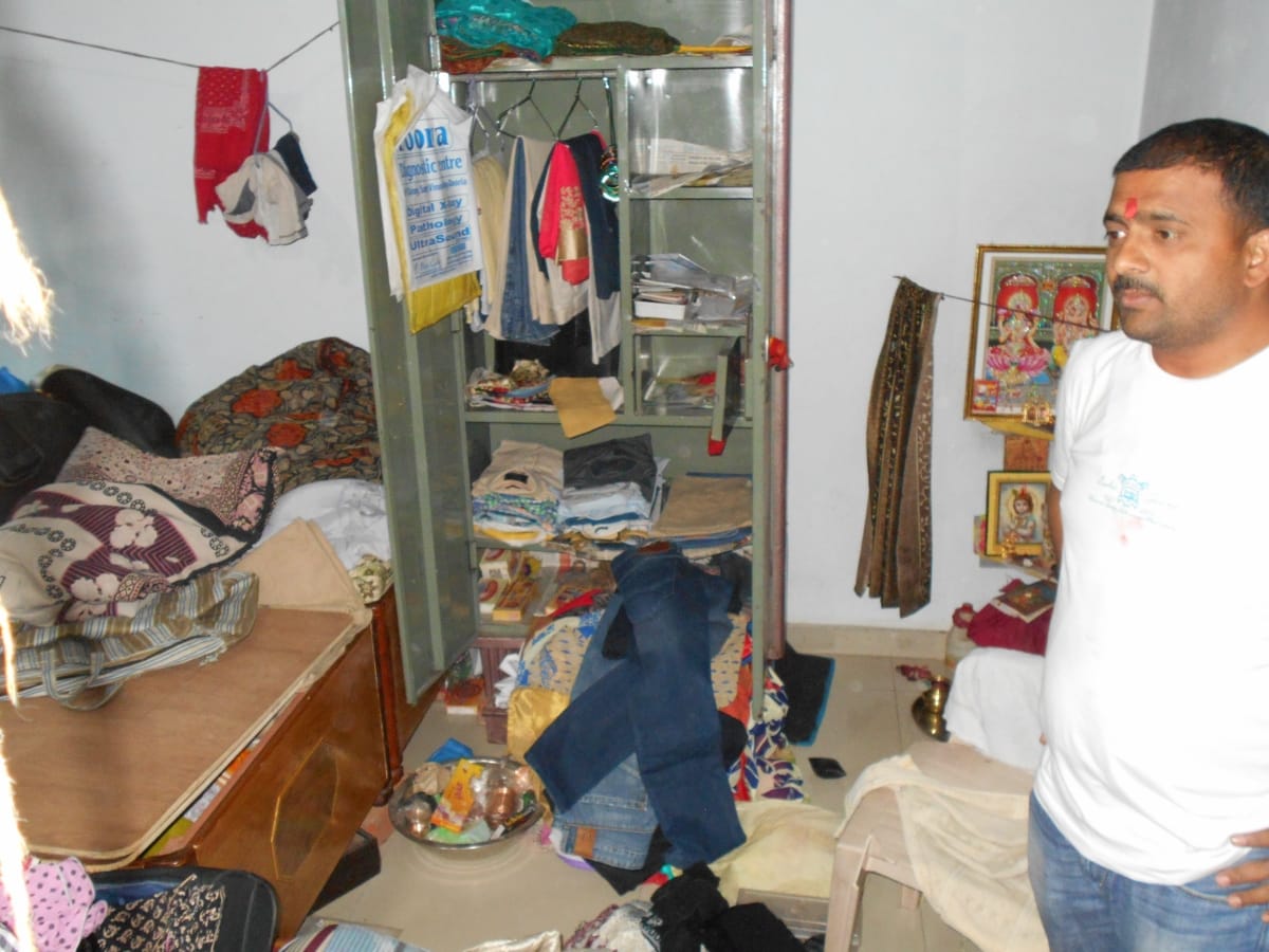 theft in five home on holi