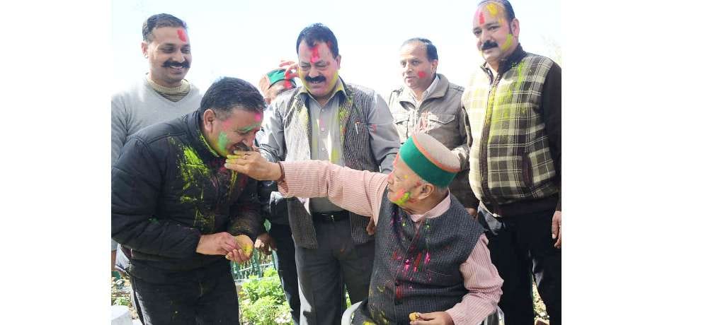 Cm Virbhadra Singh celebrates Holi in Holly Lodge