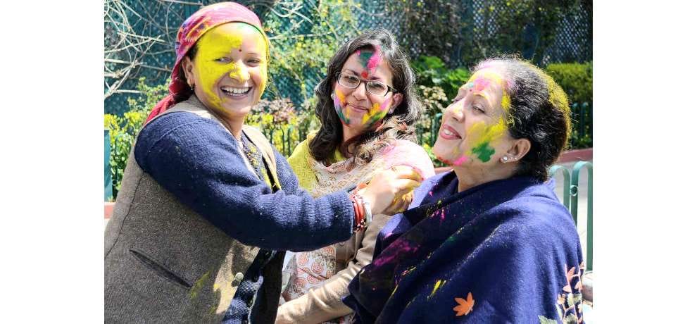 Cm Virbhadra Singh celebrates Holi in Holly Lodge
