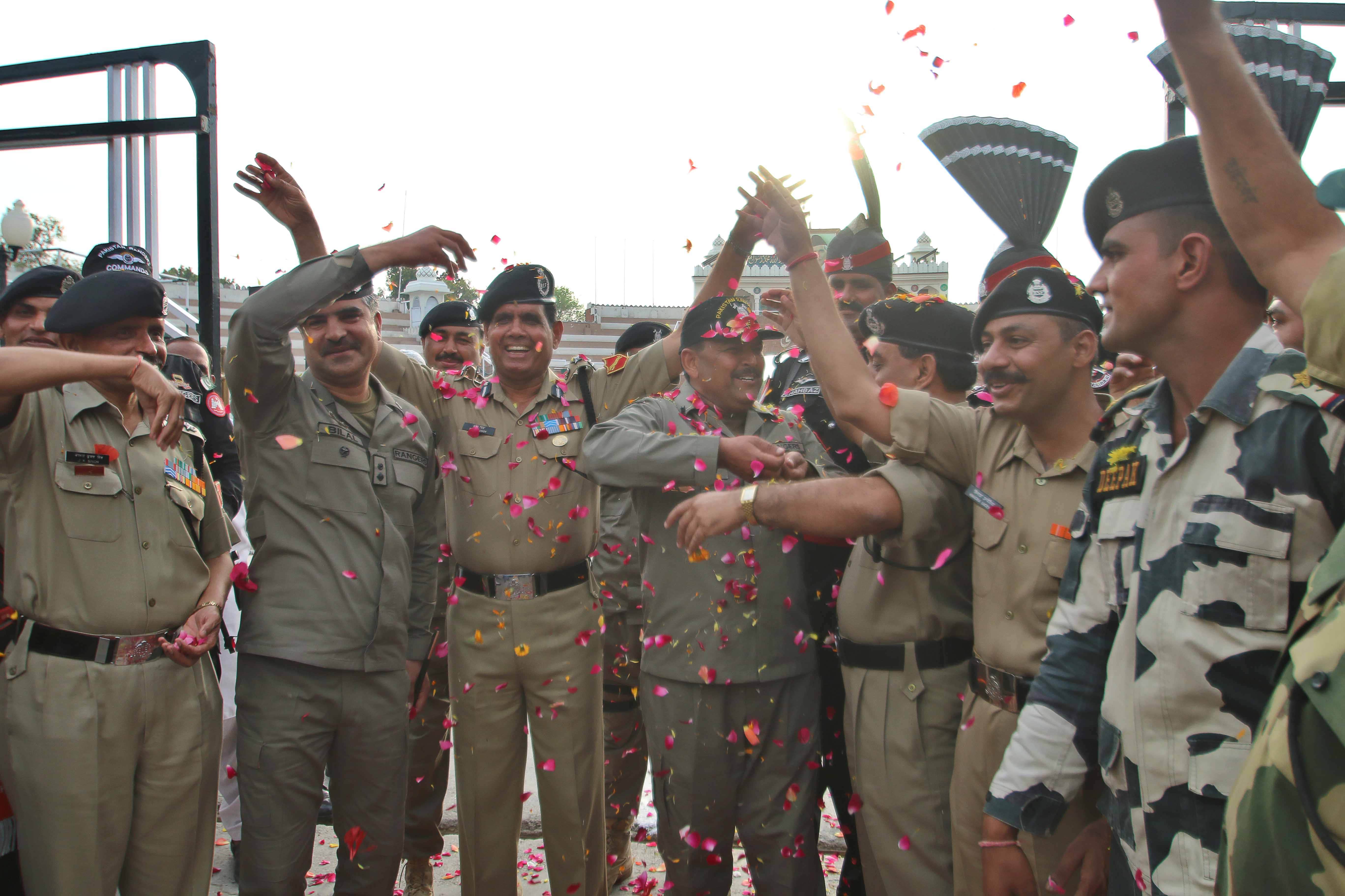 wagah border holi celebreation, bsf soldiers holi celebreation, pakistani rangers holi celebreation