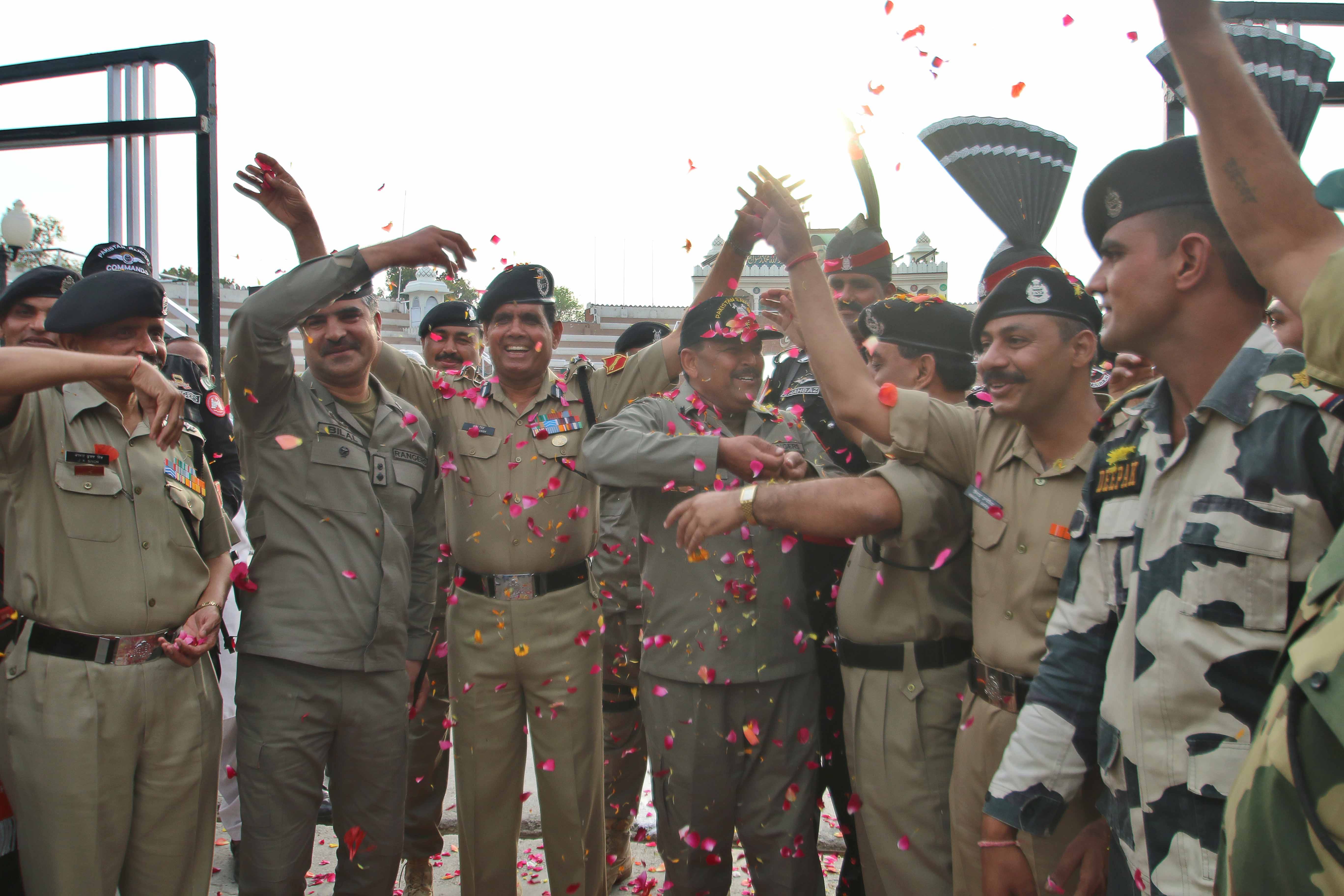 wagah border holi celebreation, bsf soldiers holi celebreation, pakistani rangers holi celebreation