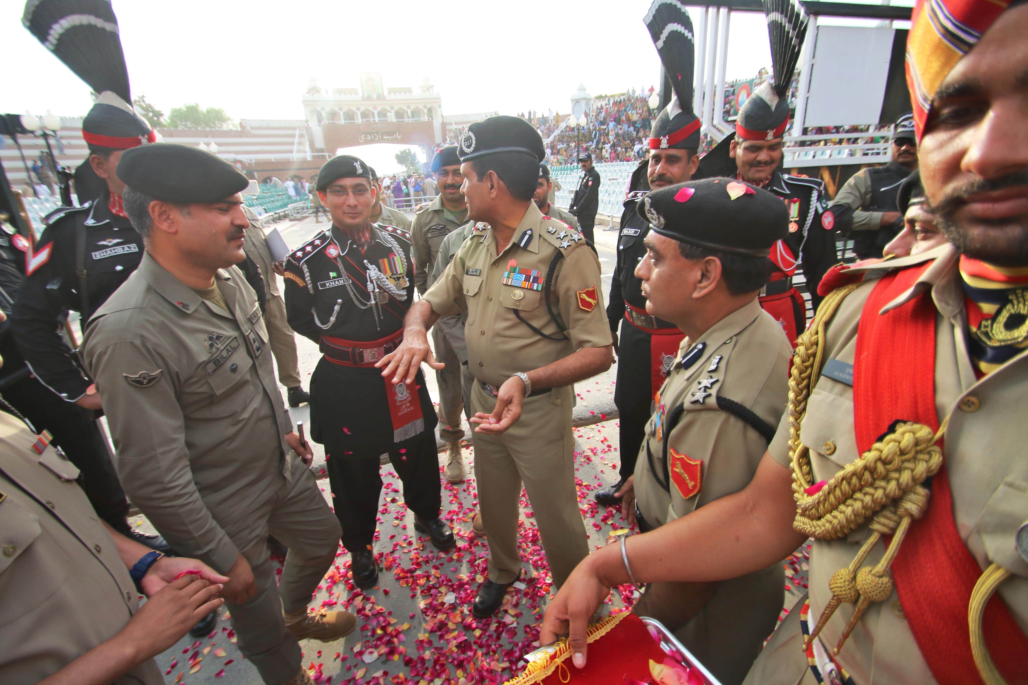 wagah border holi celebreation, bsf soldiers holi celebreation, pakistani rangers holi celebreation