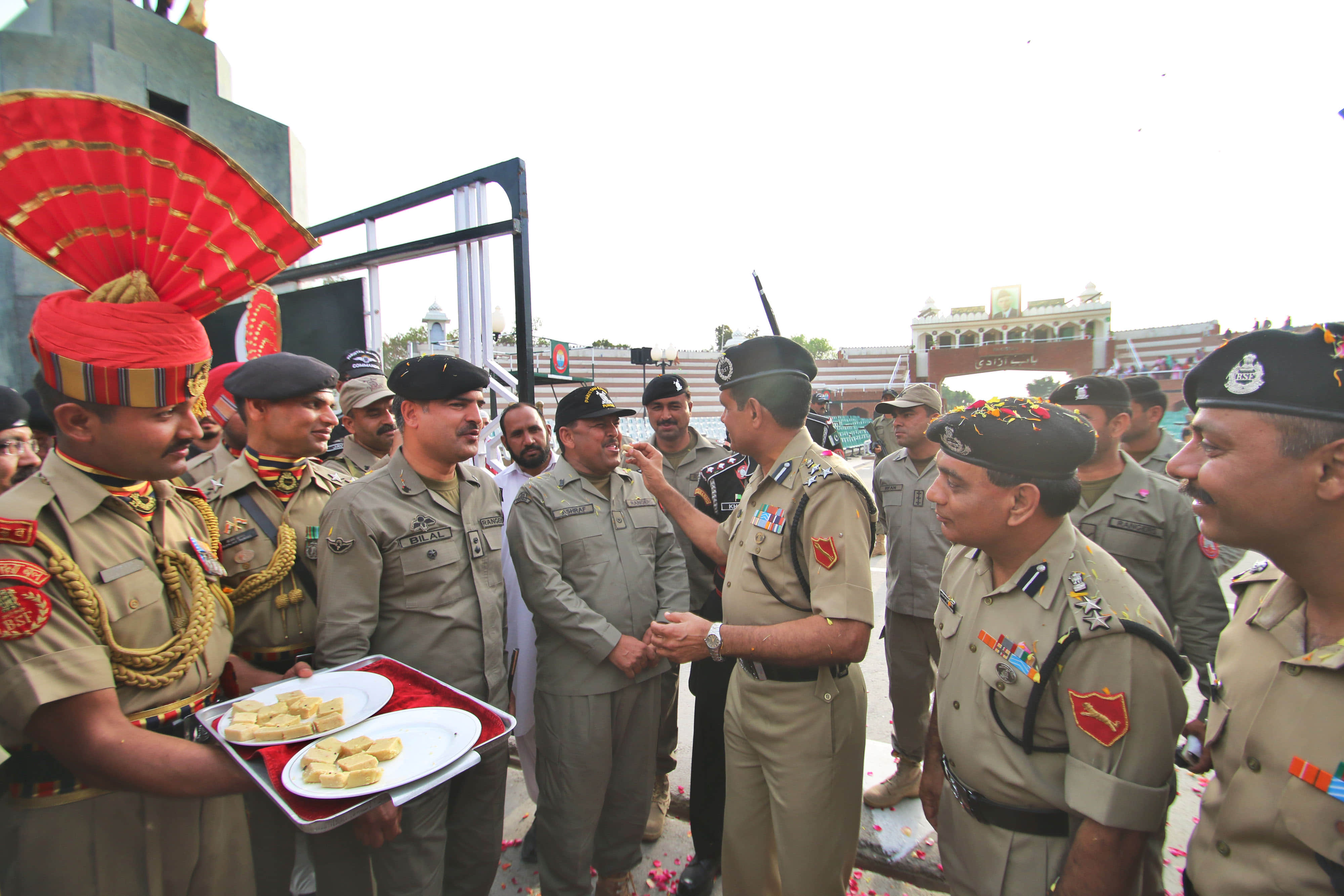 wagah border holi celebreation, bsf soldiers holi celebreation, pakistani rangers holi celebreation