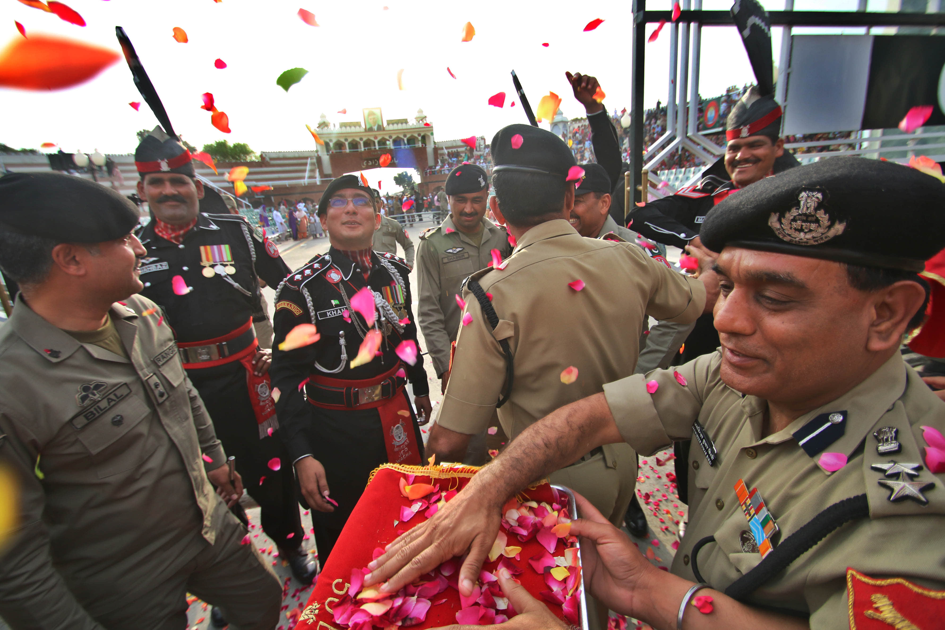 wagah border holi celebreation, bsf soldiers holi celebreation, pakistani rangers holi celebreation