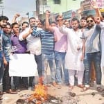 रामपुर में शनिवार को शाहबाद गेट के पास प्रदेश के राज्यपाल का पुतला फूंकते छात्र।