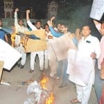रामपुर में शुक्रवार को गांधी समाधि के पास प्रदेश के राज्यपाल राम नाईक का पुतला फूंकते सपाई।