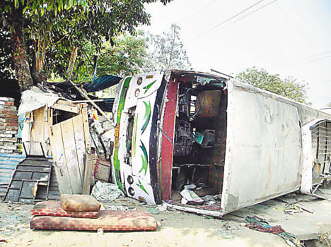 A bus of pilgrims upturned, 17 injured