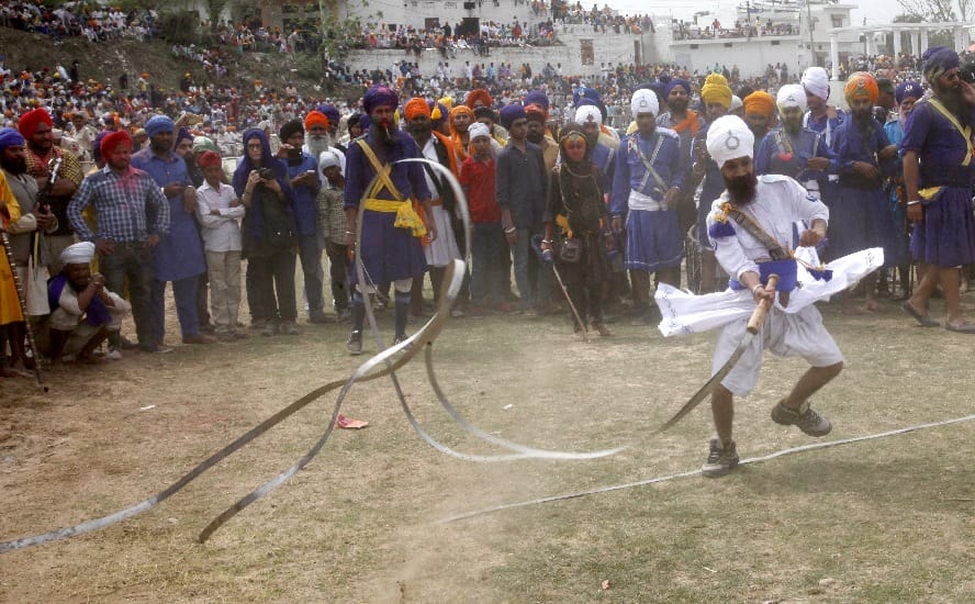 nihang sikhs shown amazing stunts in Hola Mohalla