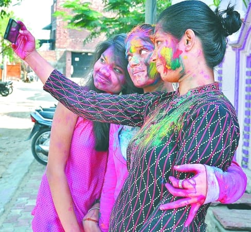 holi celebration in agra 