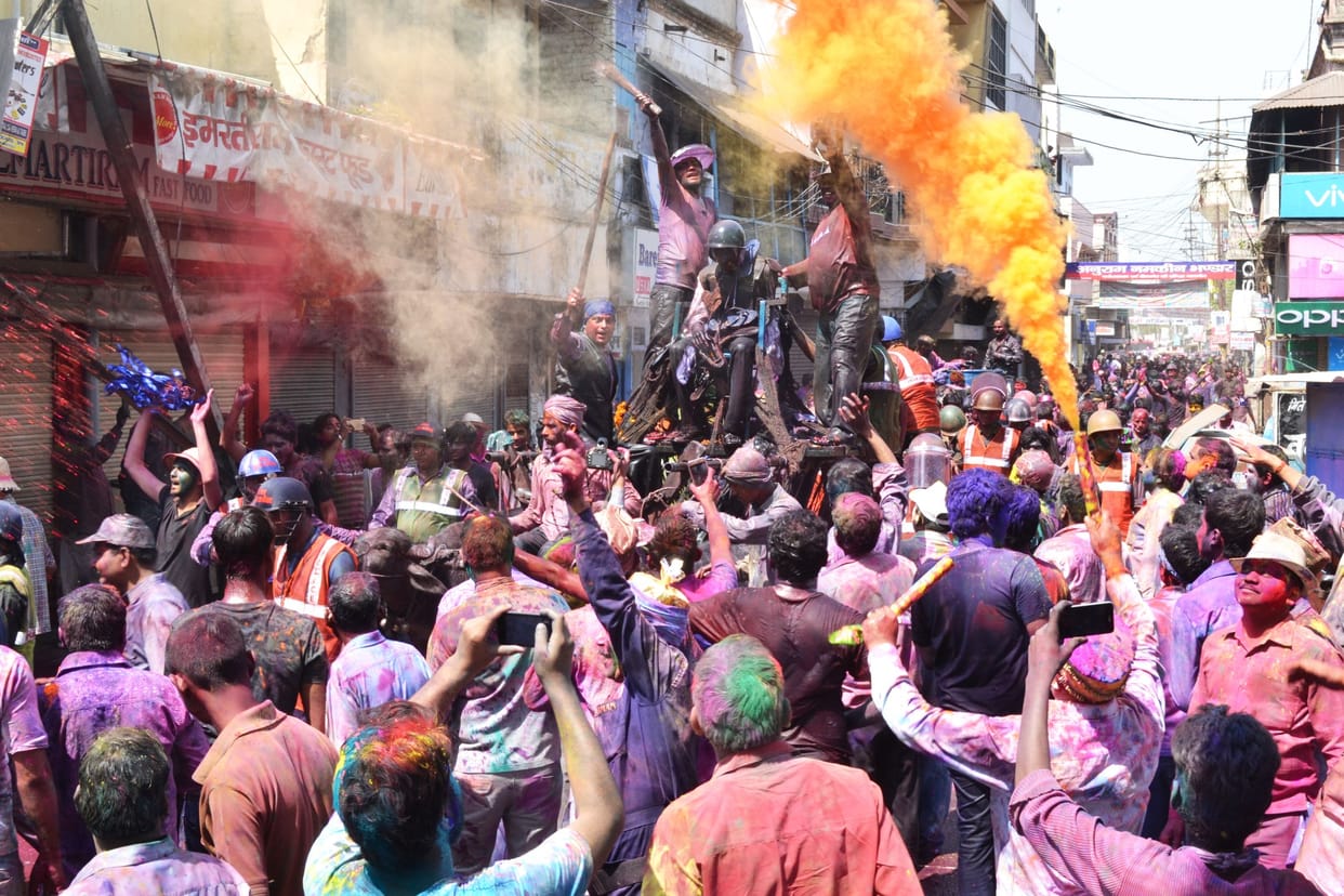Lot of Honor fiercely showering colored 