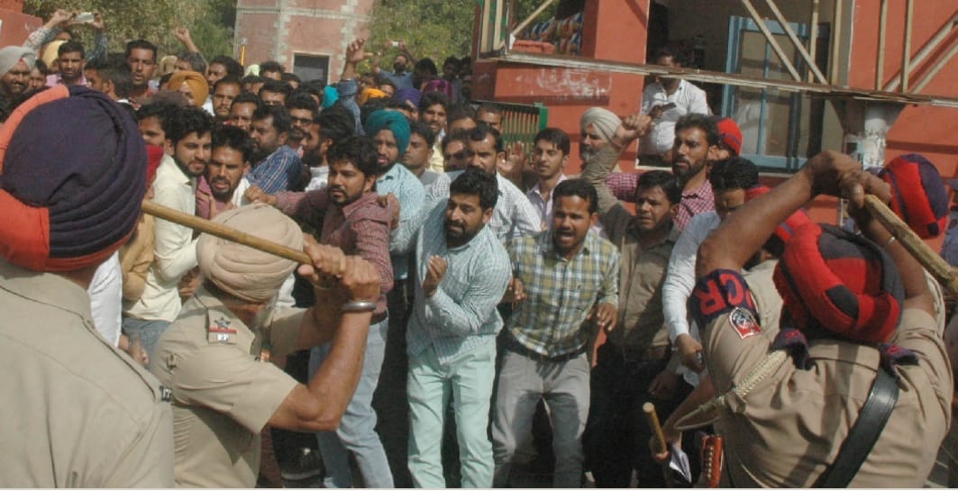 Police lathi charge on ETT teachers going to protest 