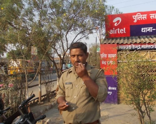 goons beat police man in chauki in sitapur.
