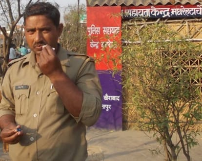 goons beat police man in chauki in sitapur.