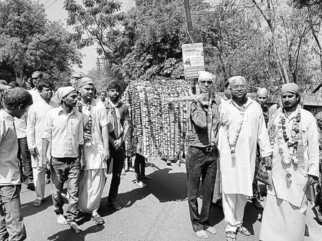 Sai sedan traveling from place to place flowers lashed