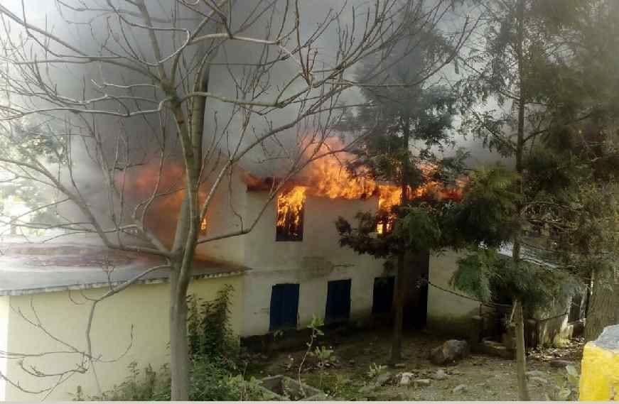 manglor school building distroye with fire