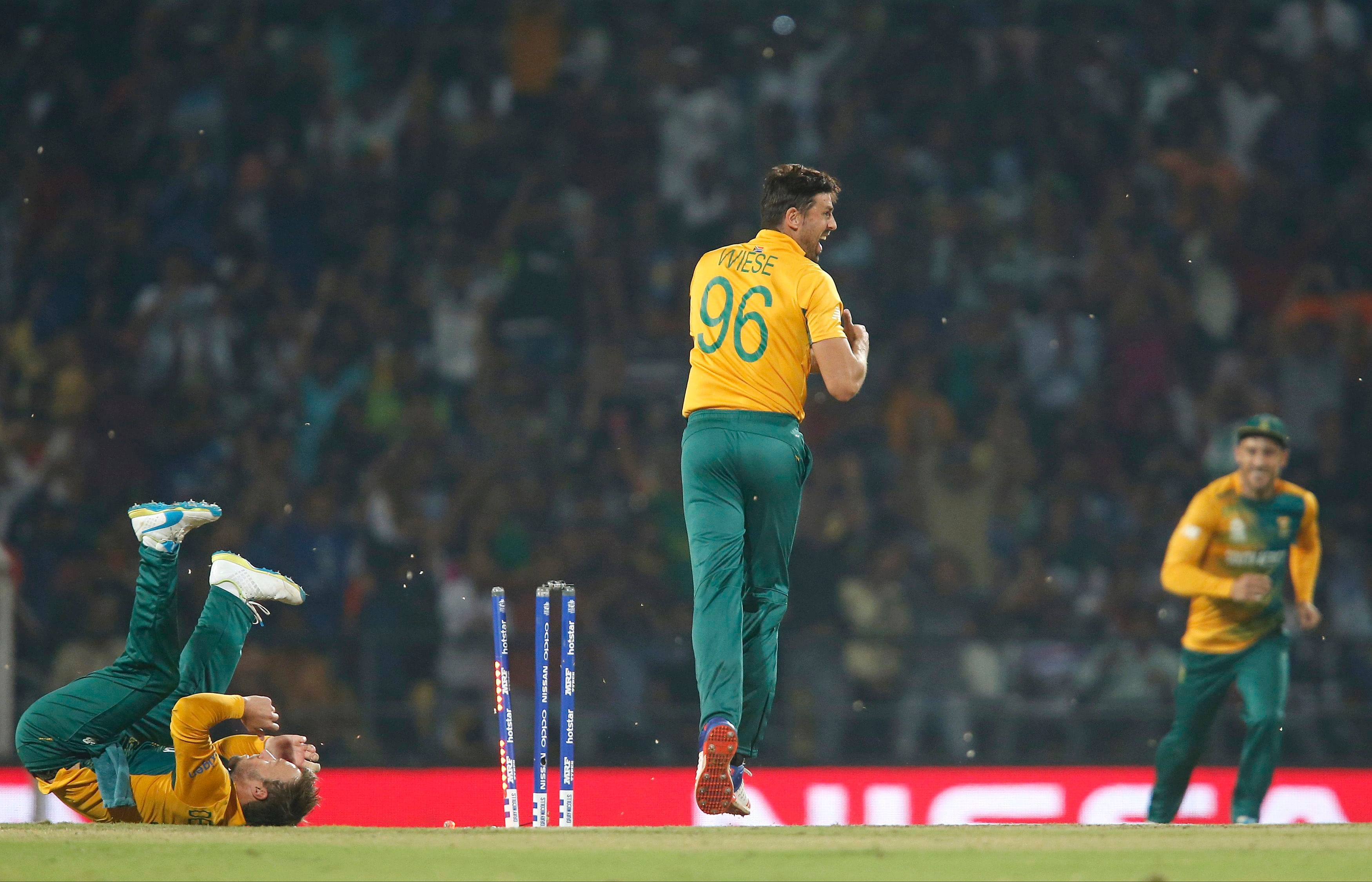 Faf du Plessis throws the ball with nice dive