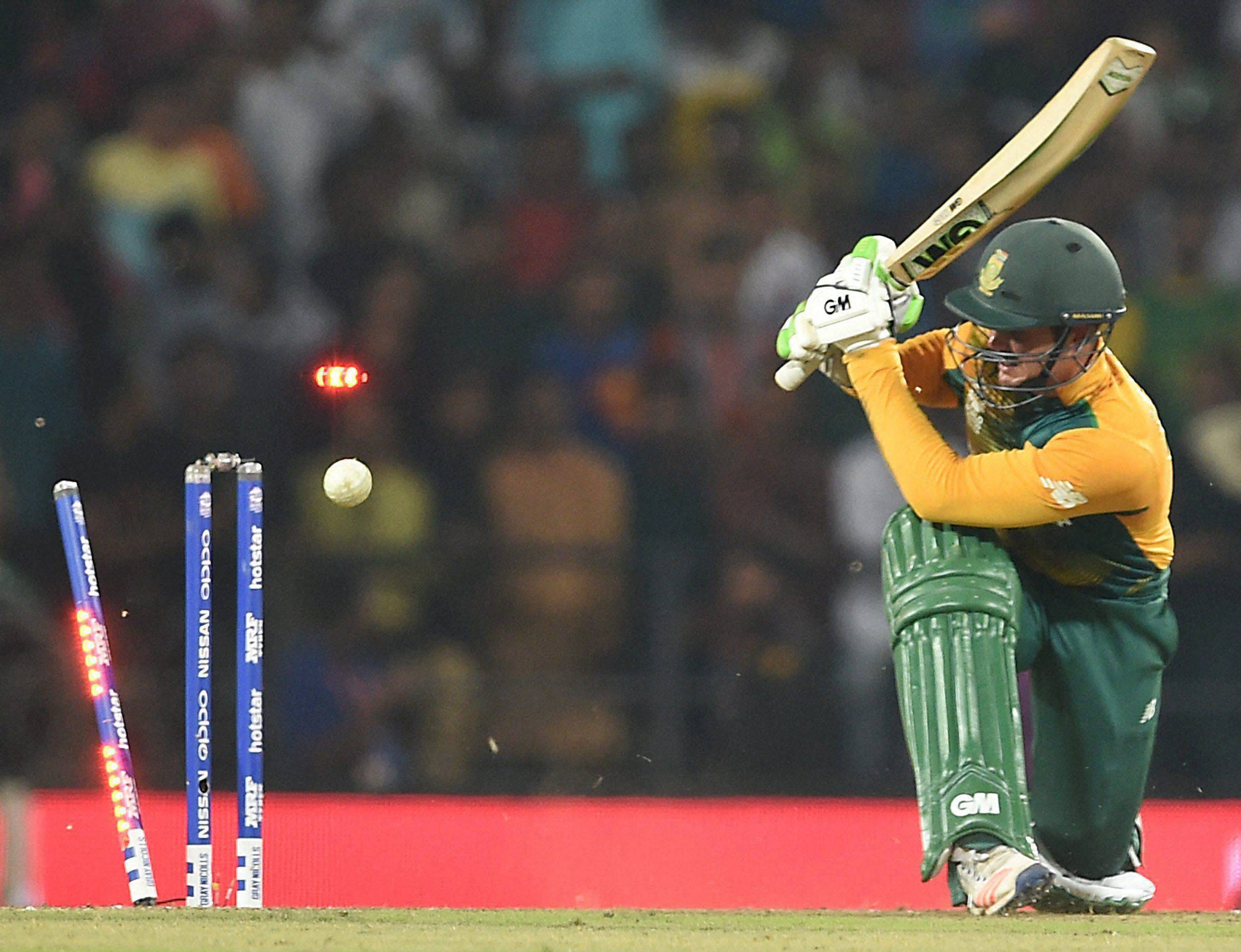 Faf du Plessis throws the ball with nice dive