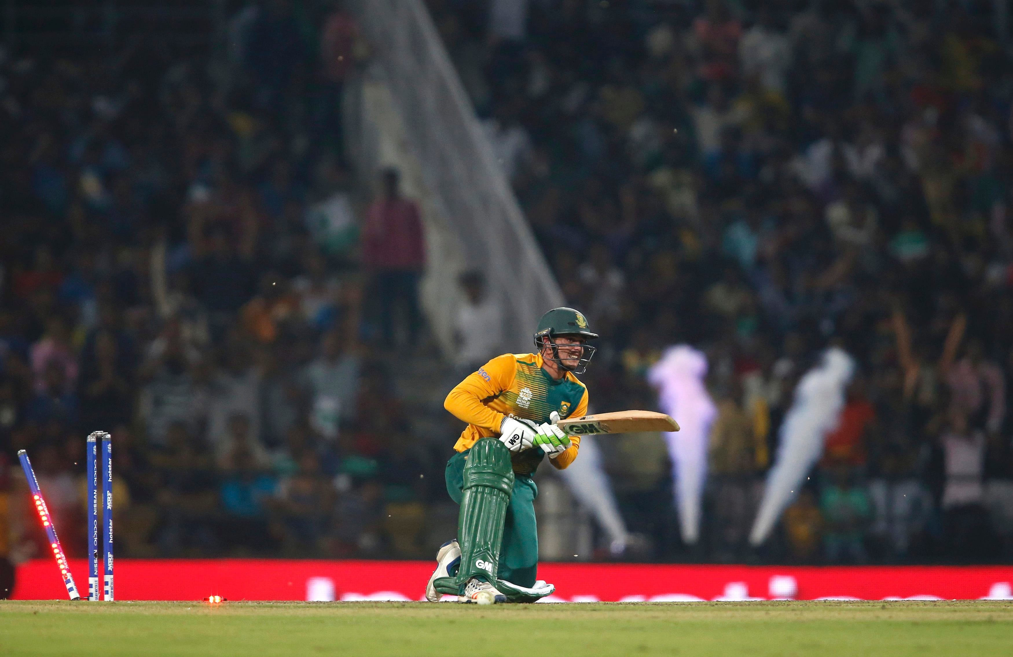 Faf du Plessis throws the ball with nice dive