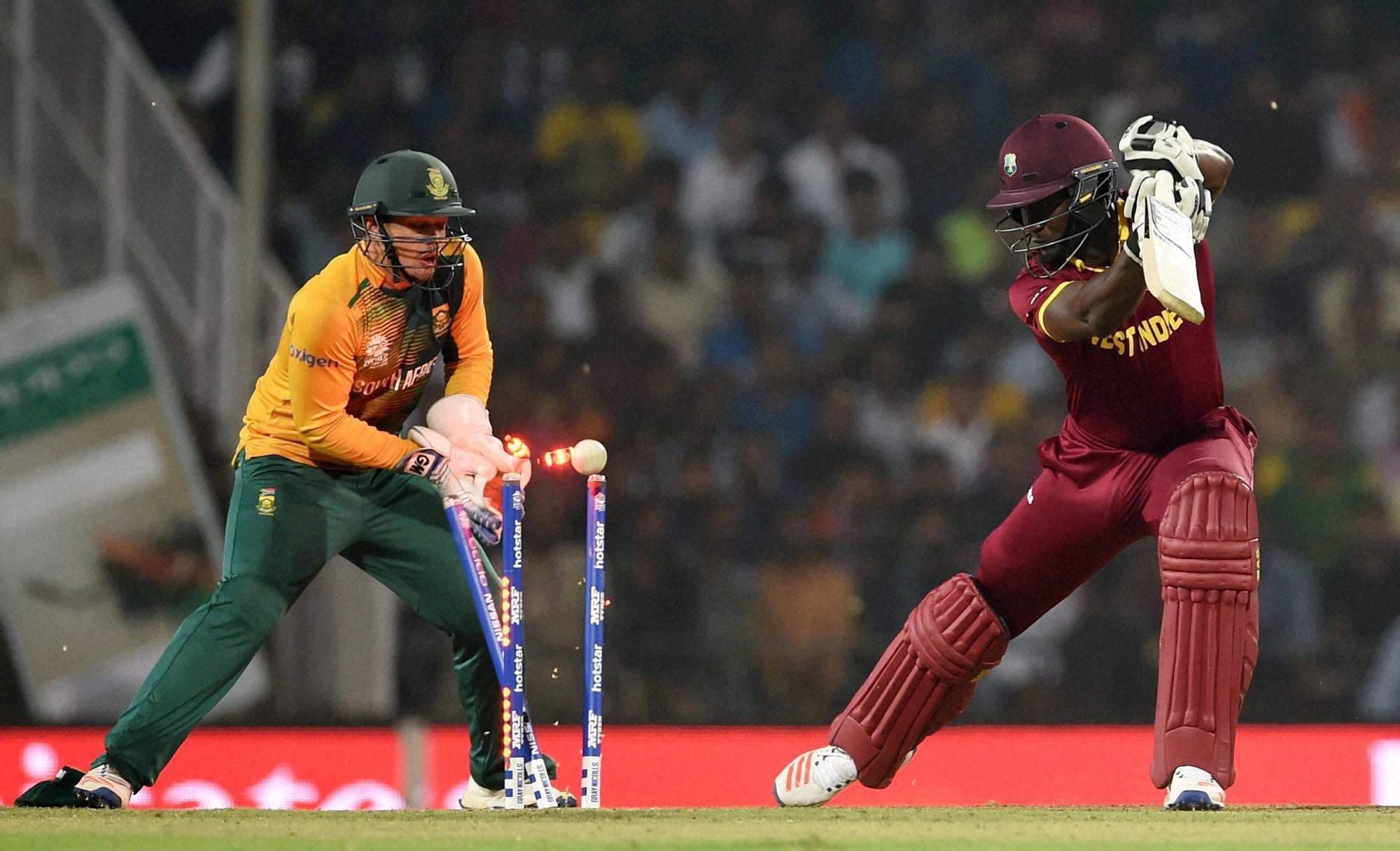 Faf du Plessis throws the ball with nice dive