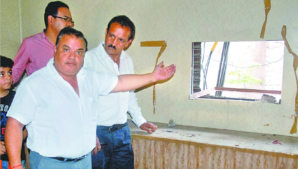 showroom owner beaten by public  during chasing of thief