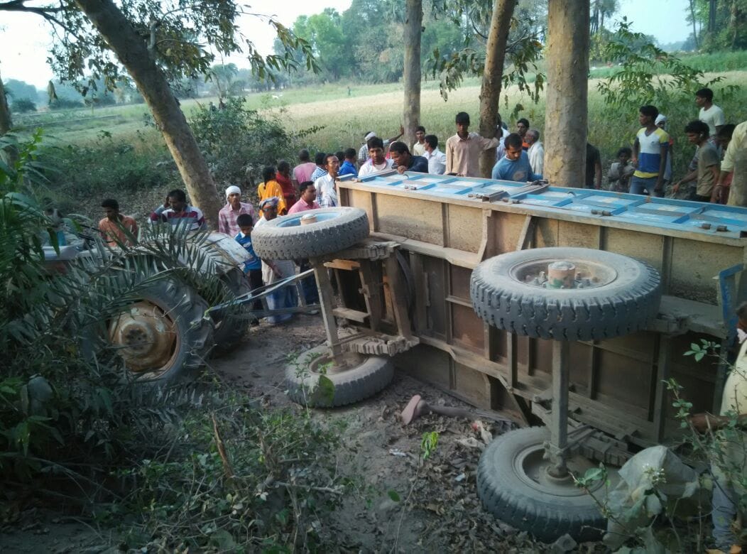 Trolley overturns death of a worker buried