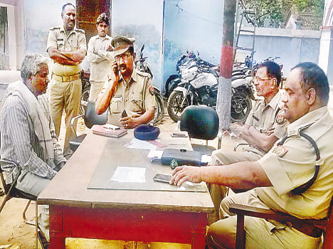 1.80 lakh from the father and son car borne assailants robbed